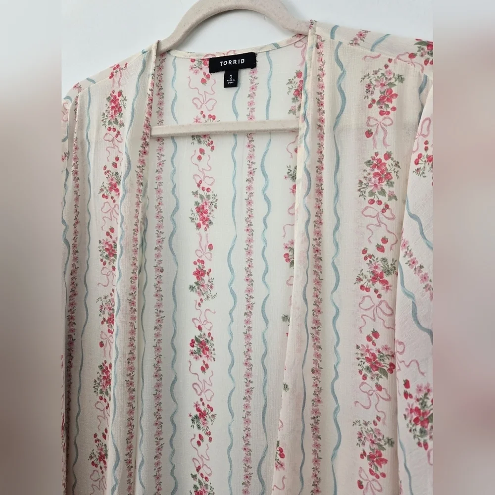 Torrid Textured Chiffon Kimono color:Antoinette floral. Torrid Size 0 (L)
